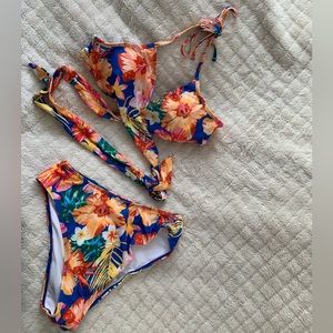 Women’s NWOT SHEIN Tropical Two Piece Halter Top bikini with blue and yellow XL